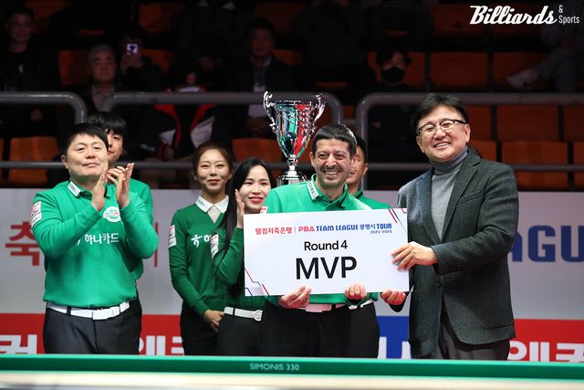 4라운드 MVP에 선정된 초클루와 PBA 장상진 부총재(오른쪽).