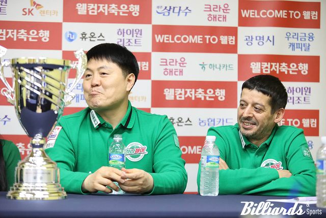 주장 김병호와 MVP 무라트 나지 초클루.