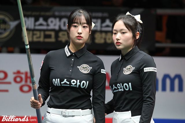 2세트에서 하나카드 김가영-김진아에게 맞서는 에스와이 장가연(왼쪽)-한지은(오른쪽).