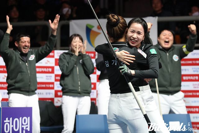 2세트 승리를 합작한 김가영과 포옹하면 기뻐하는 김진아.