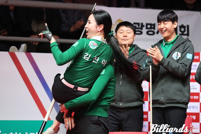 2세트 승리 후 김진아를 번쩍 안아 들어올리며 세리머니 하는 김가영.