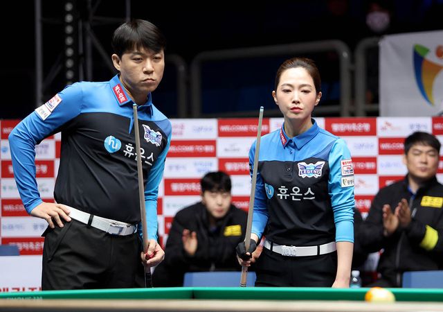 4세트에 출전해 유일하게 세트를 따낸 최성원과 차유람(휴온스)