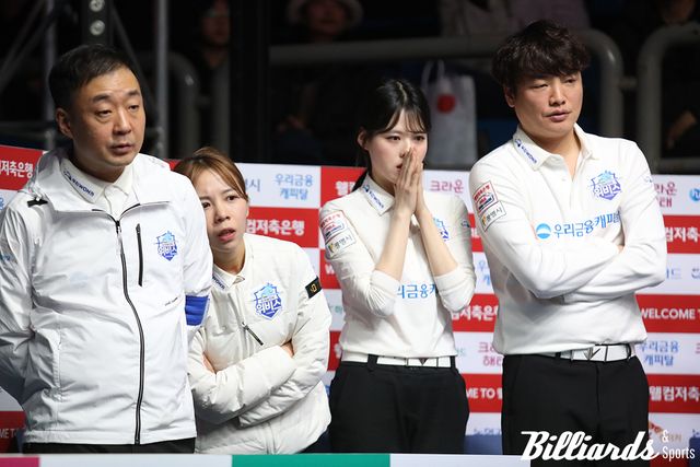 스롱 피아비의 6세틑 경기를 간절하게 바라보고 있는 우리금융캐피탈의 벤치. 사진=광명/이용휘 기자