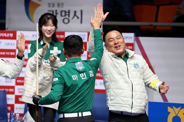 NH농협카드가 PBA 팀리그 4라운드 마지막날 마지막 경기를 승리로 장식했다. 사진은 7세트 승리한 후 돌아온 마민껌과 하이파이브하는 주장 조재호. 사진=PBA