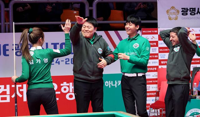 김가영(하나카드)이 6세트에서 승리하고 돌아오자 하이파이브로 맞아주는 주장 김병호(하나카드)