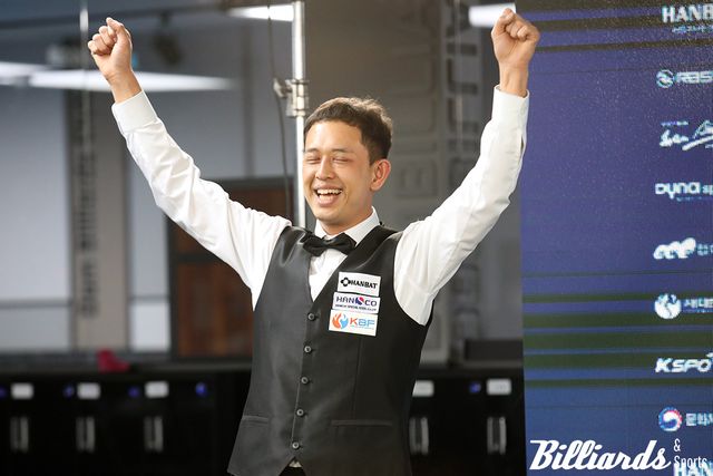 결승전 승리 후 두 손을 높이 들고 활짝 웃는 유승우.