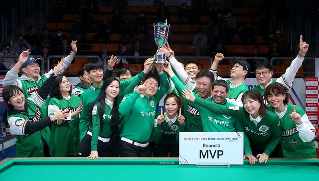 우승을 기뻐하는 하나카드 선수들과 구단 관계자들.