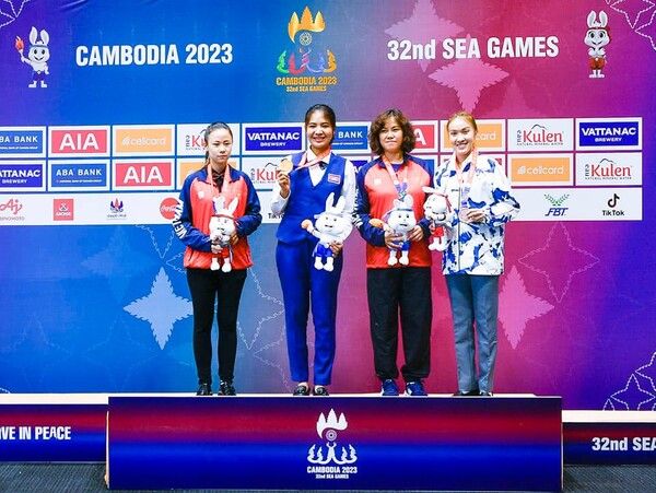 당시 시상식에 나란히 선 금메달 스롱 피아비(가운데)와 은메달 응우옌호앙옌니(왼쪽).