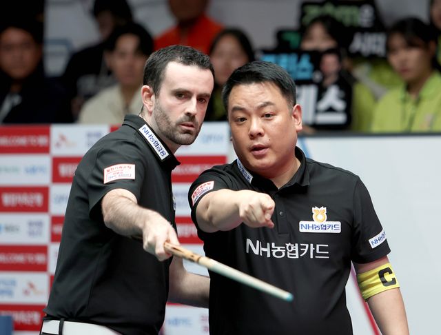 PBA 팀리거들이 일산이 아닌 광명에 뜬다. 프로당구협회는 4일 광명시와 협약식을 갖고 PBA 팀리그 4라운드를 광명에서 개최한다. 사진은 3라운드 우승을 차지한 NH농협카드의 주장 조재호와 안토니오 몬테스. 사진=PBA 제공