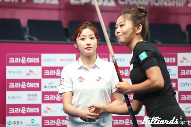 PPQ와 PQ에서 김혜정과 이다정을 꺾고 64강에 오른 조예은(SK렌터카)이 3개 투어 연속으로 64강에서 김가영(하나카드)과 맞대결을 벌인다. 사진은 지난 4차 투어 '크라운해태 챔피언십'에서 아깝게 패한 조예은이 김가영과 인사를 나누고 있다. 사진=이용휘 기자