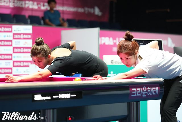 4차 투어 '크라운해태 챔피언십' 64강에서 뱅킹하는 김가영과 조예은.