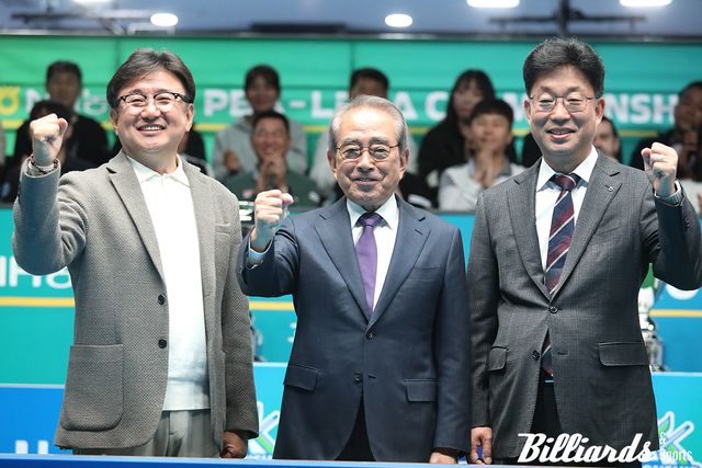 개막식에 참석한 내빈들. 왼쪽부터 프로당구협회 장상진 부총재, 김영수 총재, 그리고 NH농협카드의 금동명 사장.