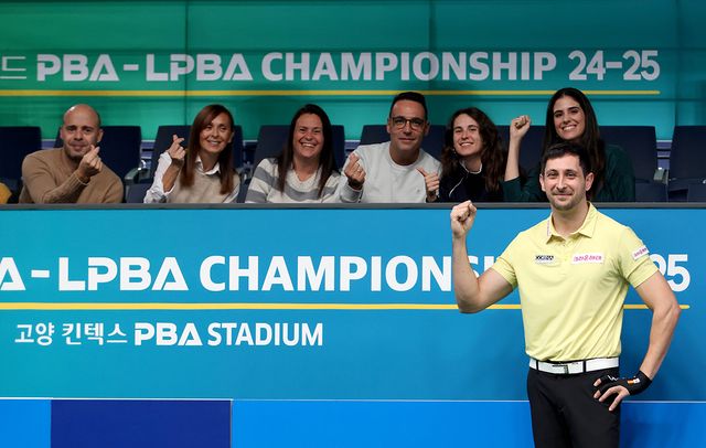 64강전 승리 후 스페인에서 온 특급 응원단인 가족들과 포즈를 취한 다비드 마르티네스(크라운해태). 사진=PBA 제공