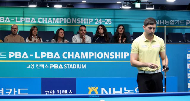 스페인에서 온 다비드 마르티네스의 가족들이 진지하게 마르티네스의 경기를 지켜보고 있다.