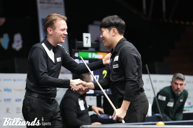 8이닝 만에 40:17의 참패를 당하고도 김준태의 하이런 28점에 감탄하며 축하를 건네는 글렌 호프만(네덜란드)