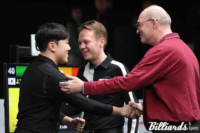 역대 3쿠션 대회 하이런 28점 타이 기록을 보유하고 있는 롤랑 포르톰(벨기에)도 김준태의 하이런 28점 기록을 축하했다.