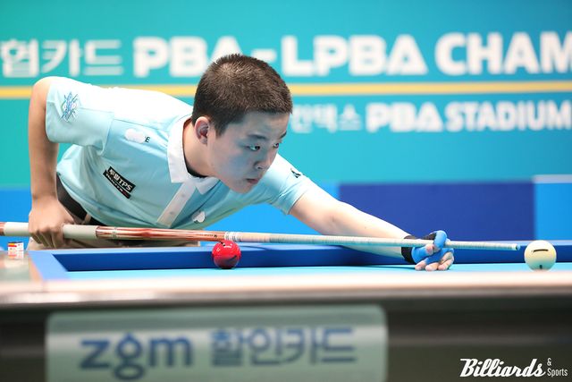 김영원(17)이 6차 투어 'NH농협카드 PBA 챔피언십 24-25' 32강전에서 역전승을 거두며 16강에 진출했다.&nbsp; 사진=고양/이용휘 기자