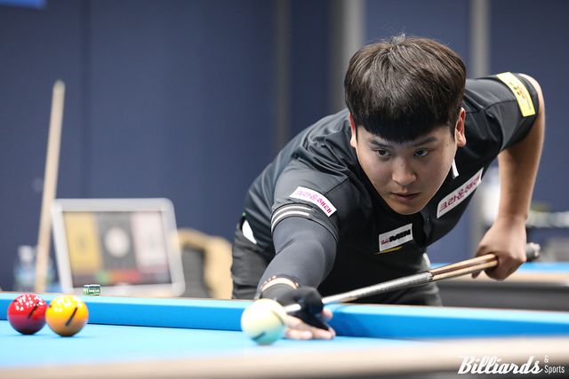 마르티네스의 팀 동료 오태준(크라운해태)도 엄상필(우리금융캐피탈)에게 0-2에서 3-2로 역전승을 거두며 16강에 진출했다.