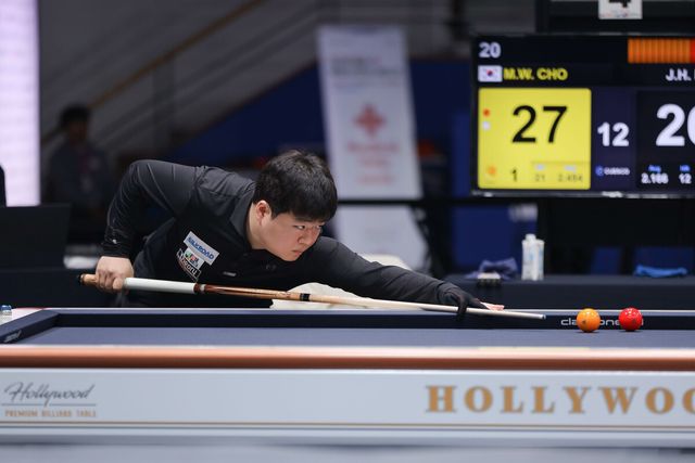 한국의 조명우(실크로드시앤티-서울시청)가 '2024 서울 세계3쿠션당구월드컵' 16강전에서 허정한(경남)에게 1점 차의 신승을 거두고 8강에 진출했다. 사진=SOOP 제공