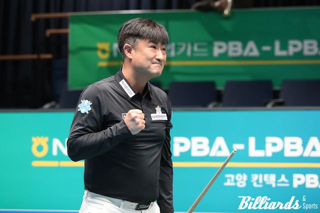 세트스코어 1-2, 14:14로 위기에 몰린 이충복(하이원리조트)이 위기를 극복하고 8강 진출에 성공했다. 사진은 16강전 승리 후 주먹을 불끈 쥔 이충복. 사진=고양/이용휘 기자