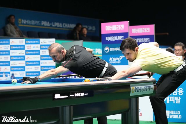 경기 시작 전 뱅킹하는 마르티네스 대 사이그너.