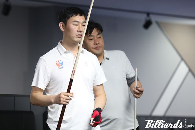 최완영-황의종(광주당구연맹A)이 '2024 KBF 디비전리그 클럽챔피언십'에서 우승을 차지하며 유종의 미를 거뒀다. 사진은 샷을 준비하는 최완영과 뒤에서 지켜보는 황의종. 사진=전주/이용휘 기자