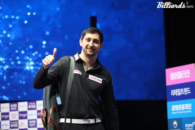 승리 후 카메라를 보고 엄지를 치켜든 마르티네스.