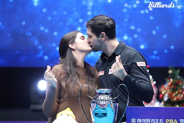 '스페인 최강' 다비드 마르티네스(크라운해태)가 7차 투어를 우승하며 프로당구 각종 차트 정상에 올라섰다. 사진은 우승 후 아내와 입맞춤을 하는 마르티네스.&nbsp; 사진=정선/이용휘 기자
