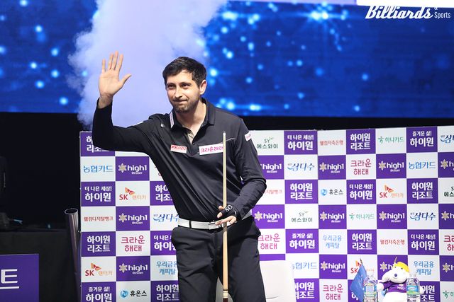 결승 시작 전 관중들에게 손을 흔들어 인사하는 마르티네스.