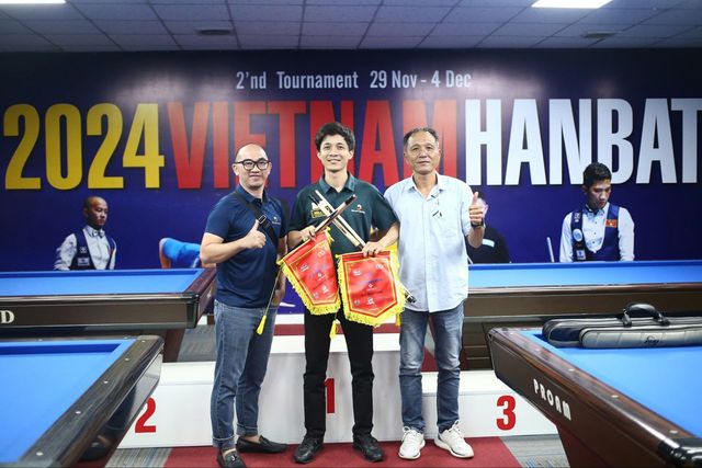 대회 입상자가 부상으로 받은 한밭큐를 들고 기념사진을 찍고 있다.