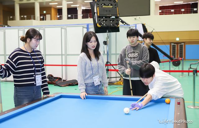 캐롬 여자 국가대표 박정현과 박세정이 원포인트 레슨을 진행하고 있다.