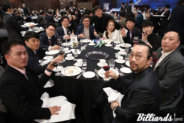 2023-24시즌을 마친 후 PBA 시상식에서 심판들이 만찬을 즐기고 있다. 뒤쪽 가운데 장상진 PBA 총장과 그 앞이 성혁기 심판.