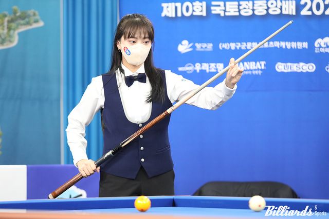 정보윤은 프로당구 데뷔 전 전문선수로 활동하며 전국대회 4강에 오른 바 있다.