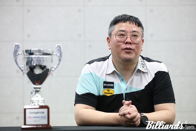 23만 구독자를 보유한 당구 레슨 크리에이터 김원섭이 올해 마지막 PBA 투어 우승 트로피를 차지했다. 사진=고양/이용휘 기자