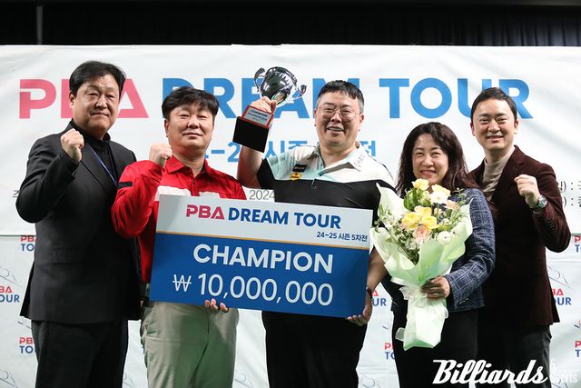 우승 트로피를 든 김원섭과 대회 관계자들.