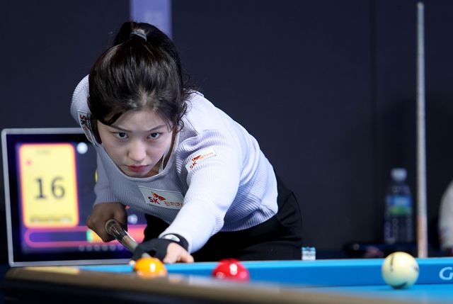 '당구 여제' 김가영(하나카드)과 64강에서 4연속 승부가 예고된 조예은(SK렌터카).
