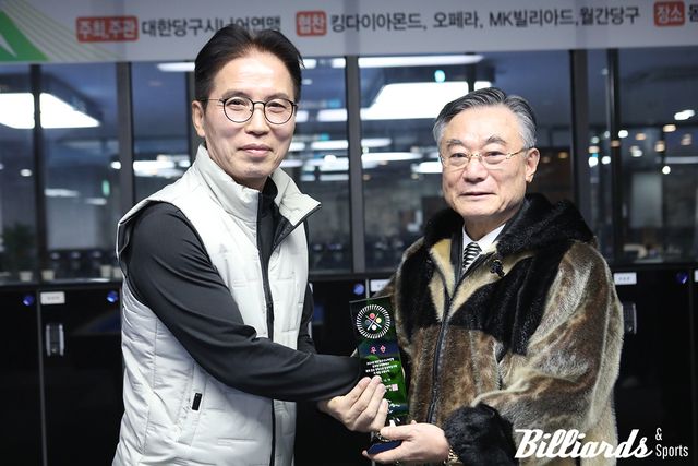 우승을 차지한 이장수 원로와 대한당구시니어연맹 양춘수 회장. 사진=전주/이용휘 기자