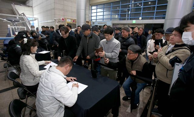 광명시에서 열린 PBA 팀리그 4라운드 경기 중 선수들이 팬사인회를 갖고 있다.