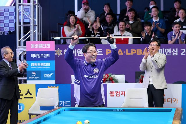 시타 성공 후 기뻐하는 안기태 직무대행