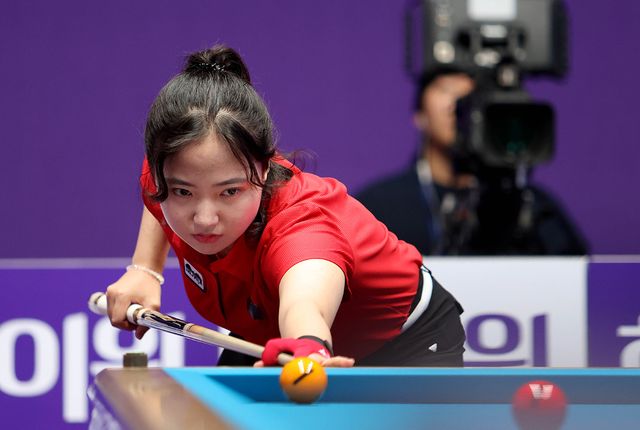 1세트를 승리하고 2세트에 8:7로 역전하며 2-0의 기회를 만들었던 황민지.