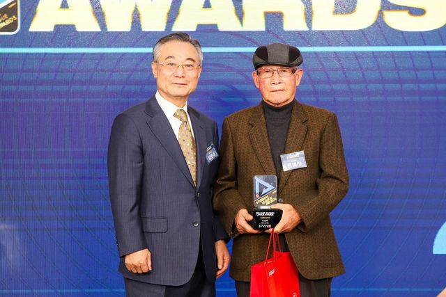 '2024 KBF 디비전리그' 최고령 참가자상을 받은 윤병화 씨.