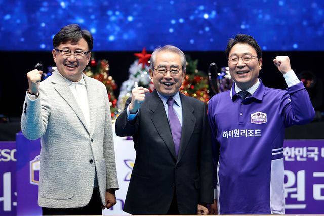 프로당구 PBA-LPBA 투어의 시즌 7번째 대회이자 올해 마지막 대회인 '하이원리조트 PBA-LPBA 챔피언십 2024'의 개막식에 참석한 (왼쪽부터) 프로당구협회 장상진 부총재, 프로당구협회 김영수 총재, 안기대 하이원리조트 ESG상생본부장 직무대행. 사진=PBA