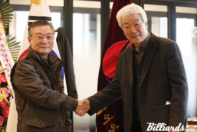 대한당구시니어회 양춘수 회장과 강호산 신임 회장.