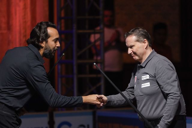 경기 후 악수를 나누는 사미흐 시덤(왼쪽)과 에디 멕스(오른쪽).