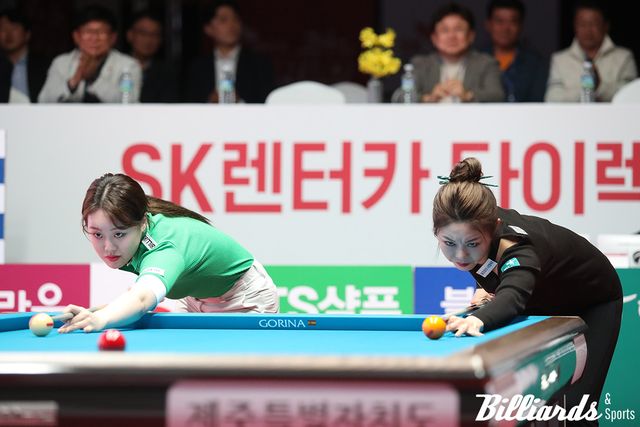 'SK렌터카 제주특별자치도 LPBA 월드챔피언십 2024' 결승전에서 뱅킹하는 김보미와 김가영.
