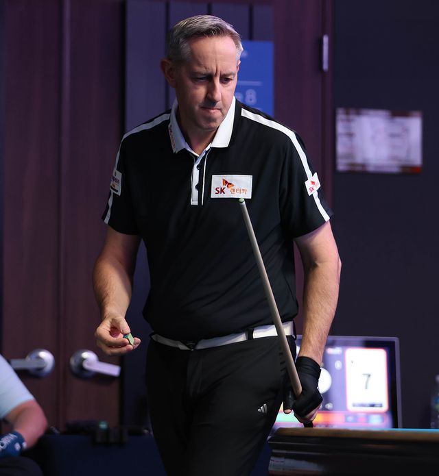 '퍼펙트큐 11'로 격전의 승부를 승리로 장식한 에디 레펀스(벨기에).