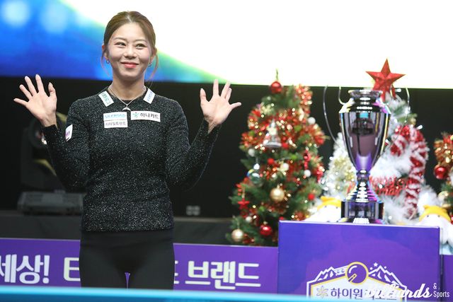 김가영은 김보미의 추격을 따돌리고 6세트를 승리하며 우승을 확정했다.&nbsp;