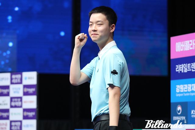 3-0 승리 후 수줍게 세리머니를 하고 있는 김영원