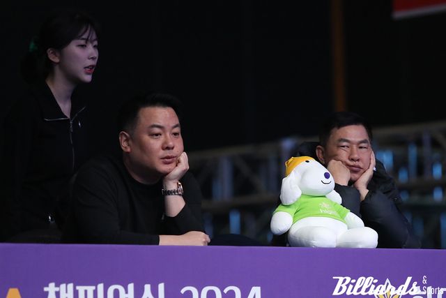 김현우1의 경기를 지켜보며 응원하고 있는 NH농협카드의 조재호, 마민껌.