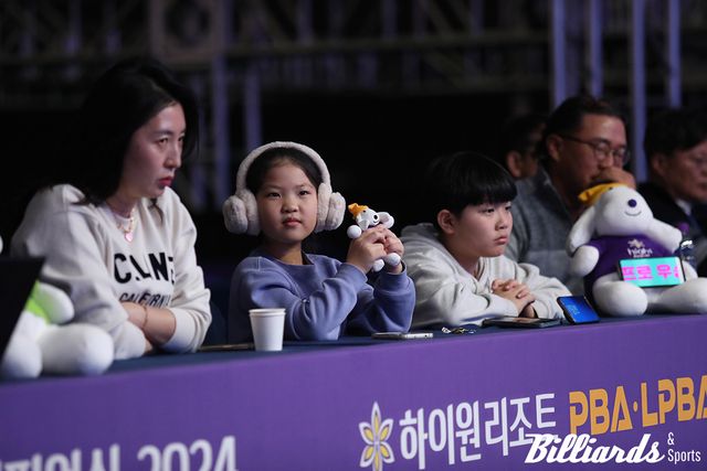 구자복의 가족들이 8강전 경기를 지켜보며 응원하고 있다.